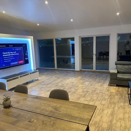 Luxury With Modern Design & Bathroom ターストラップ